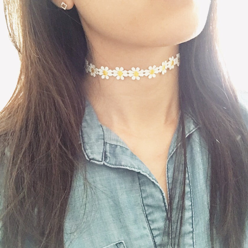 Daisy flower choker necklace