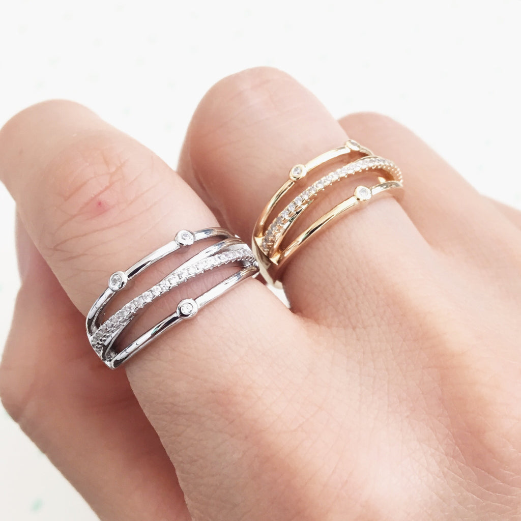 Multi line stone ring