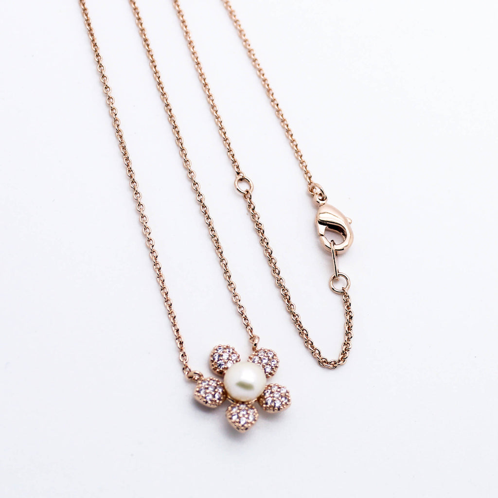 Daisy pearl stone necklace