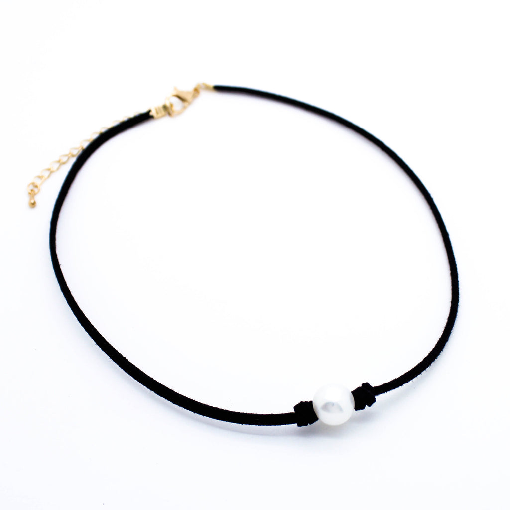 White pearl choker