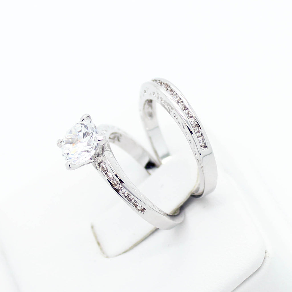 Classic solitaire rings set
