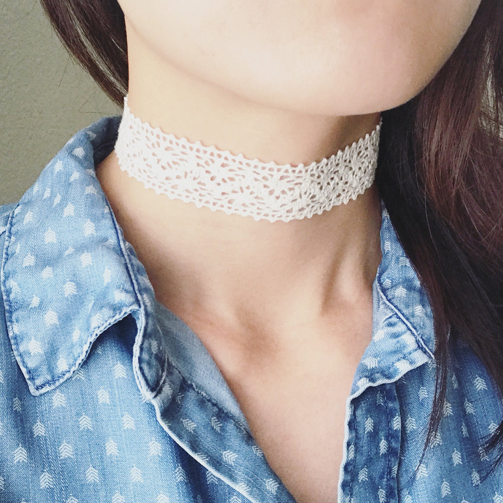Lacey pattern choker necklace