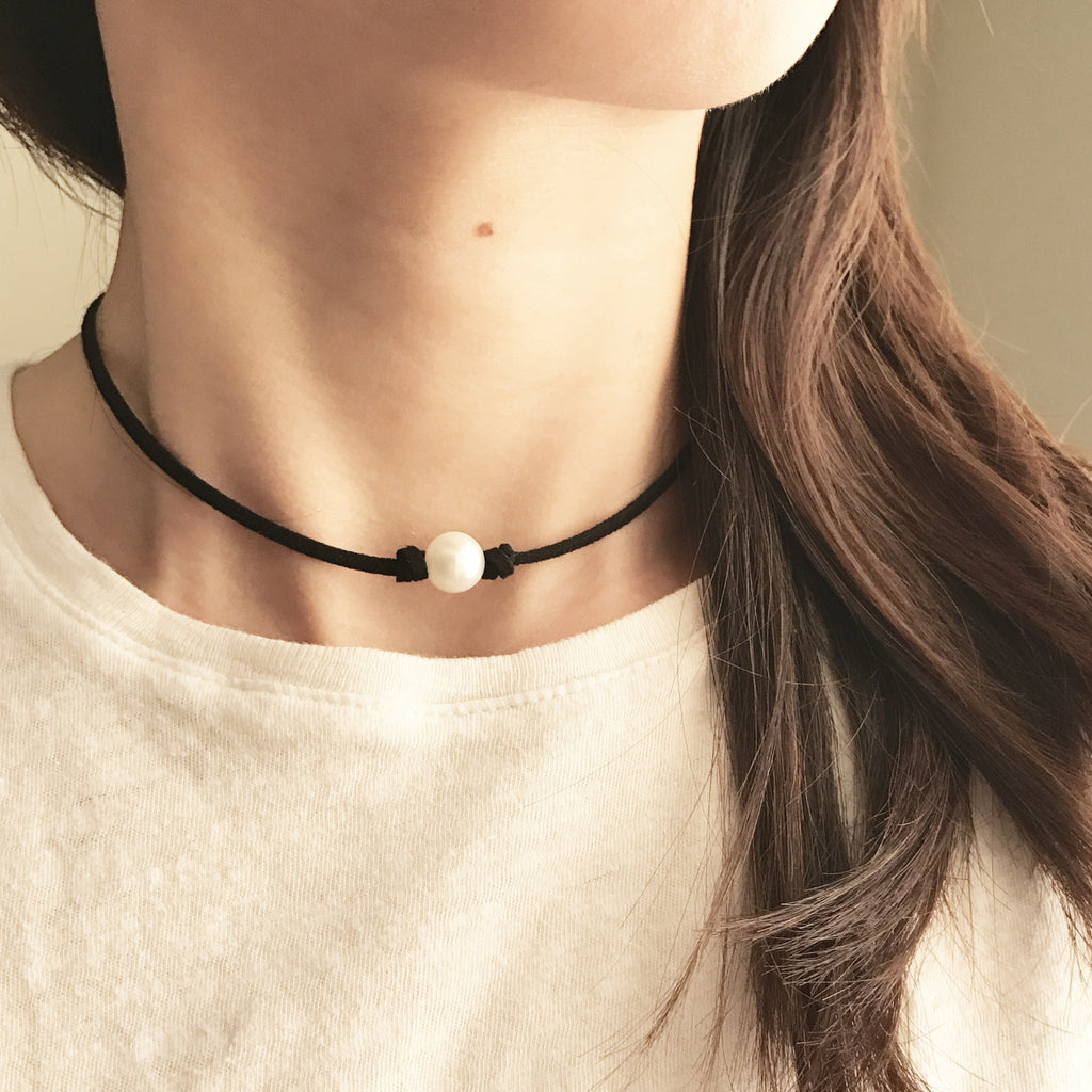 White pearl choker