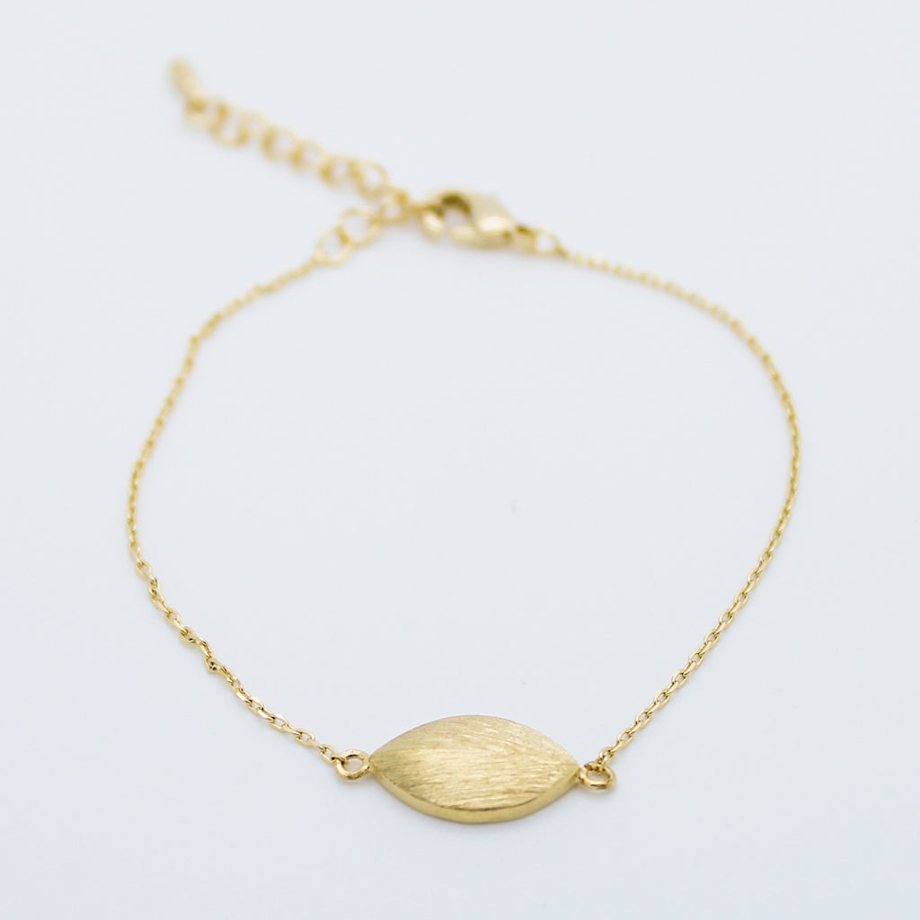 Oval pendant bracelet